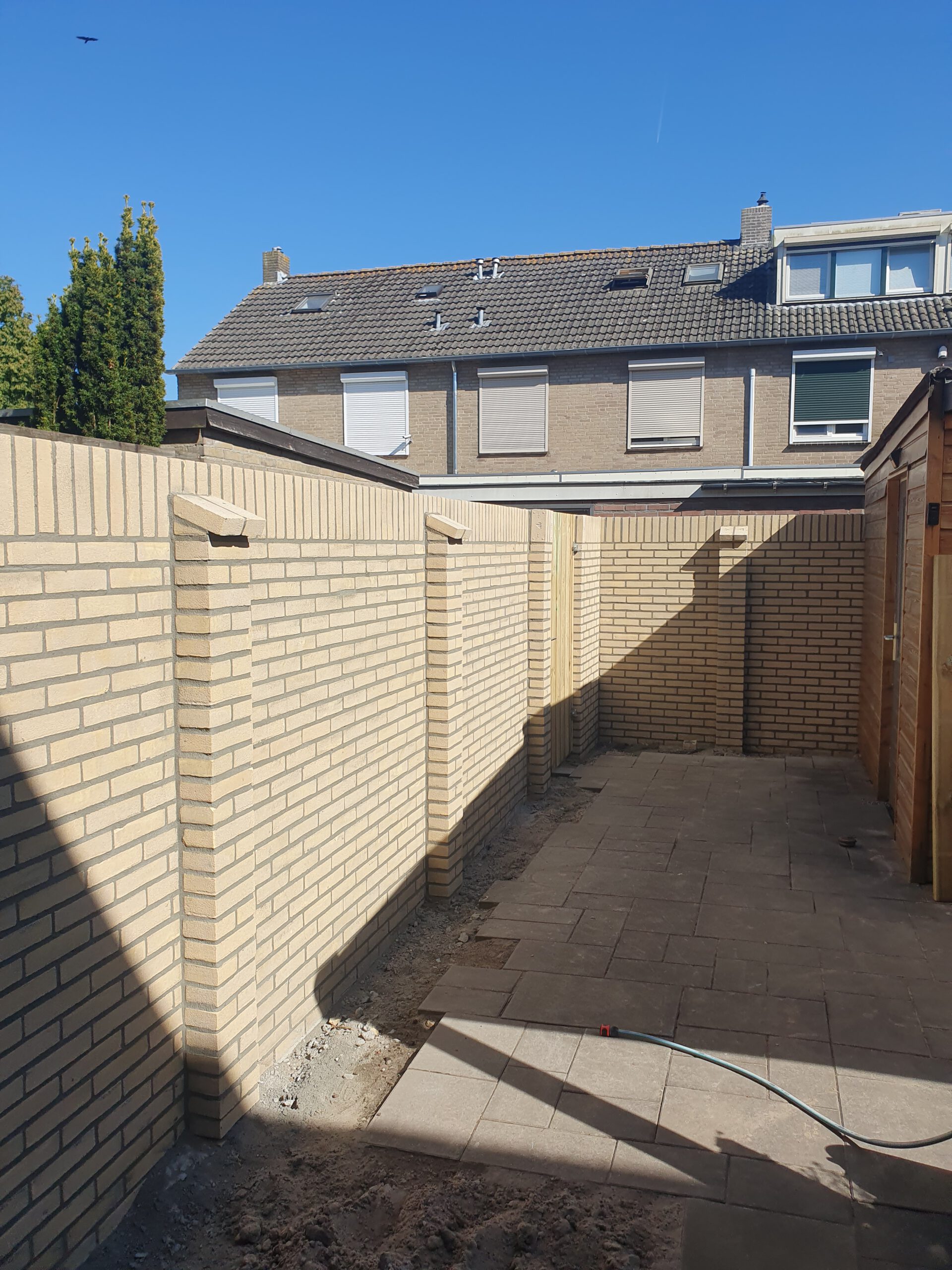 Lees meer over het artikel Tuinmuur gemetseld in 1 dag in Den Bosch
