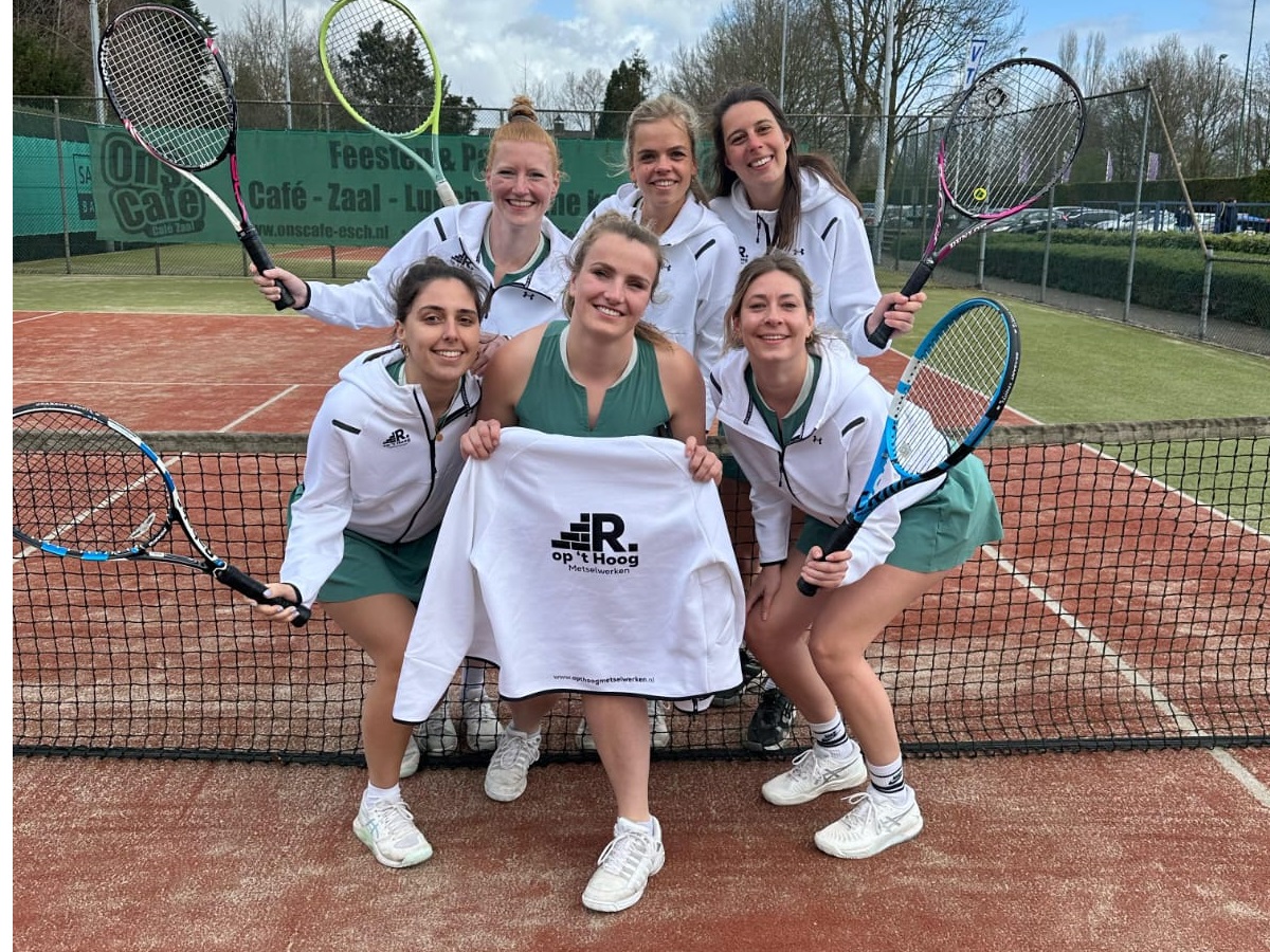 Lees meer over het artikel R. op ’t Hoog Metselwerken sponsort Boxtelse tennisdames